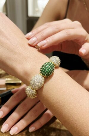 Bracciale ad incastro realizzato artigianalmente con ottone battuto e 4 ovali con zirconi bianchi e ovale centrale con zirconi verdi incastonati Spedizione Gratuita