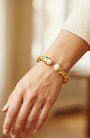 Bracciale ad incastro con molla realizzato in ottone con zirconi verdi e perle di fiume Spedizione Gratuita