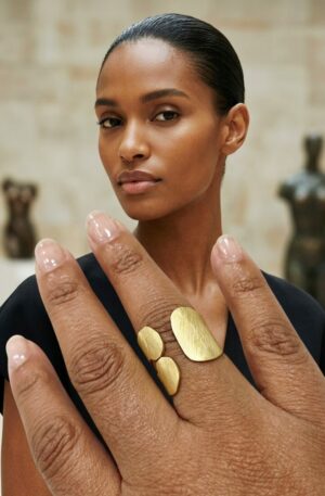 Anello Fascione regolabile realizzato in ottone striato dorato. Spedizione Gratuita