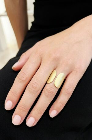 Anello fascione regolabile realizzato in ottone striato dorato Spedizione Gratuita