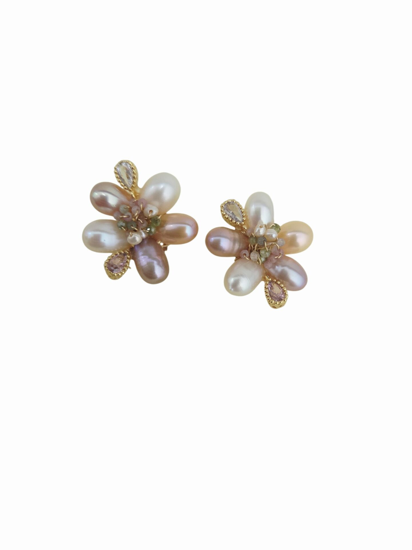 Orecchini  fiori lobo realizzati con perle di fiume bianche e sfumature di rosa, quarzi multicolore su base in ottone peso 4.9grlunghezza 2cm Spedizione Gratuita