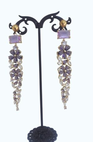 Orecchini pendenti realizzati con cristalloidi viola e neutri su base in ottone
lunghezza 9.5cm
peso 11.1gr Spedizione Gratuita