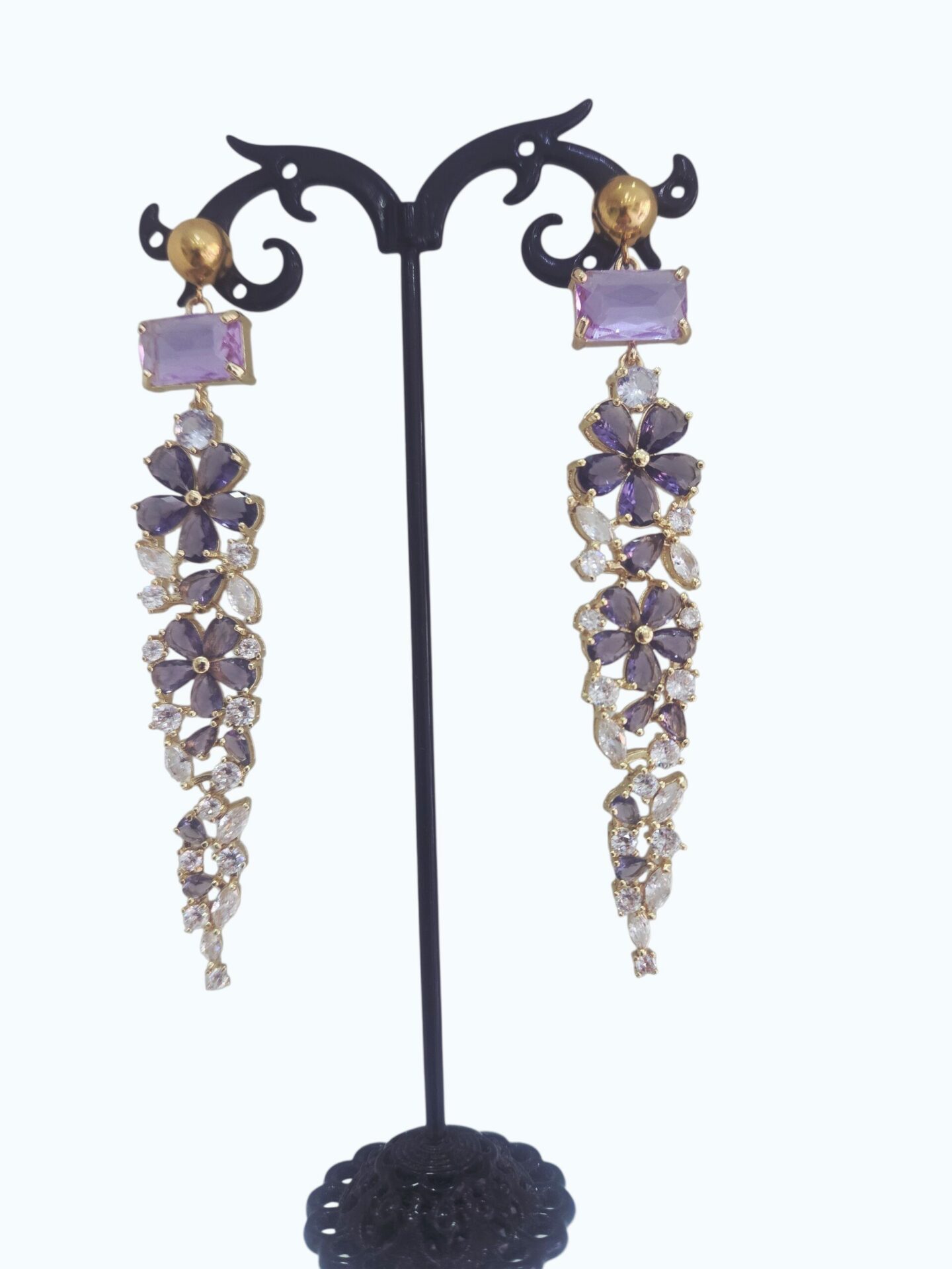 Orecchini pendenti realizzati con cristalloidi viola e neutri su base in ottone
lunghezza 9.5cm
peso 11.1gr Spedizione Gratuita