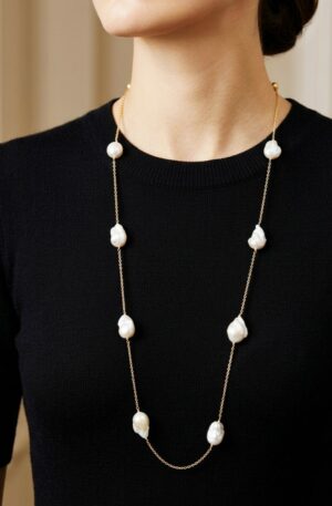 Collana lunga realizzata con perle scaramazze ed ottone
lunghezza 1m Spedizione Gratuita