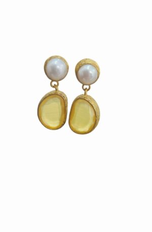 Orecchini  realizzati su base in ottone con occhio di gatto giallo e perle di fiume a lobo con ago e farfalla
peso 3.9gr
lunghezza 2.5cm Spedizione Gratuita