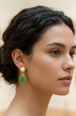 Orecchini  realizzati su base in ottone con occhio di gatto verde e perle di fiume a lobo con ago e farfalla
peso 3.9gr
lunghezza 2.5cm Spedizione Gratuita