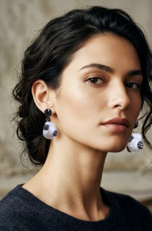 Orecchini realizzati con perla scaramzza e marcasite, perno con ago e farfalla con marcasite su base in ottone
peso 4.5gr
lunghezza 2.8cm Spedizione Gratuita