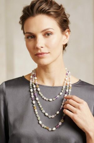 Collana molto lunga possibilità di fare fino a 3 giri, realizzata con perle di fiume,quarzi ed ametistalunghezza 1.60cm Spedizione Gratuita