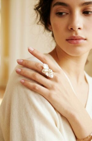 Anello regolabile realizzato con perla scaramazza grande su base in ottone
lunghezza perla 4.5cm Spedizione Gratuita