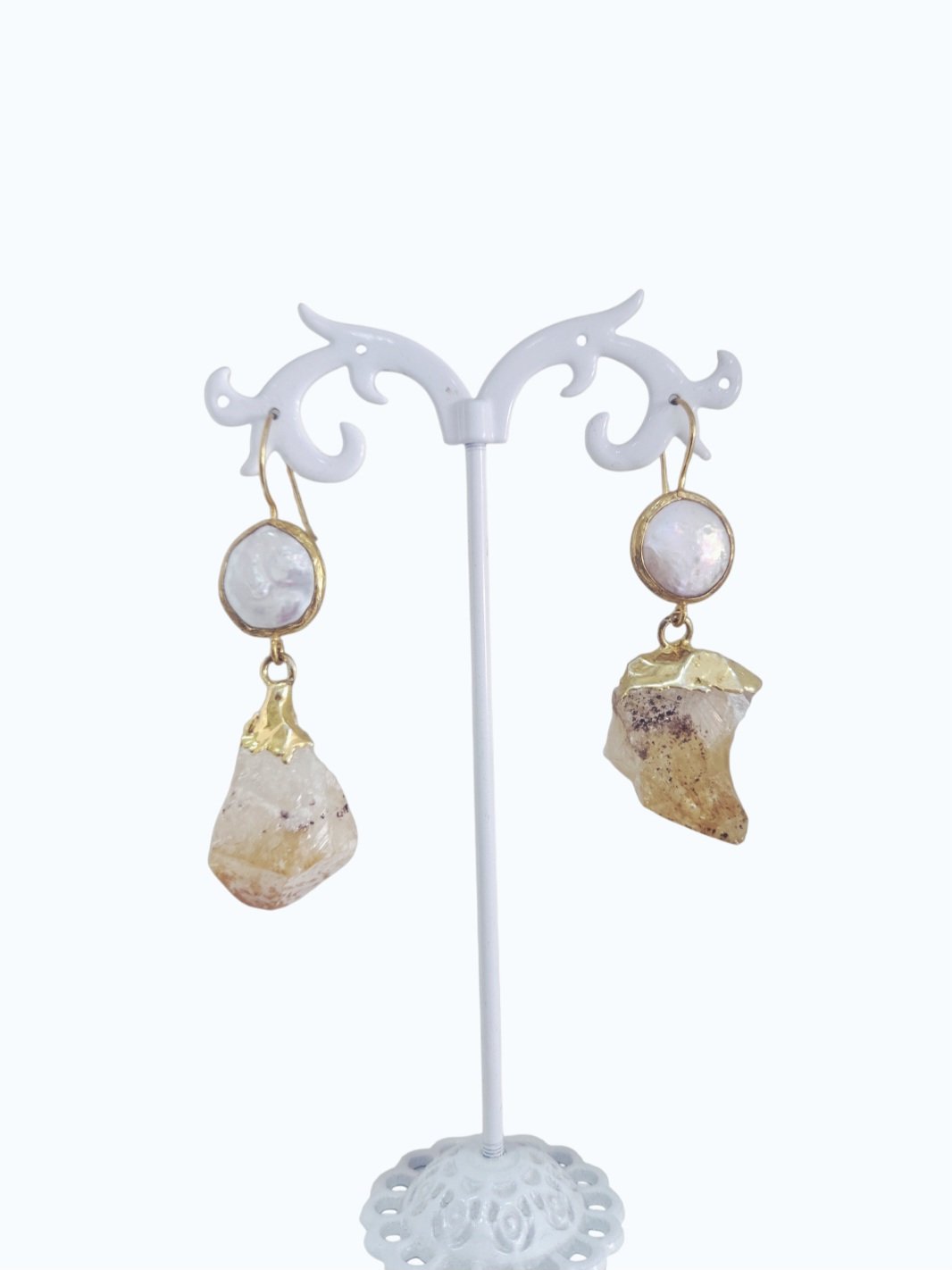 Orecchini realizzati con quarzo citrino,perla di fiume ed ottone
lunghezza 6cm
peso 10.7gr Spedizione Gratuita