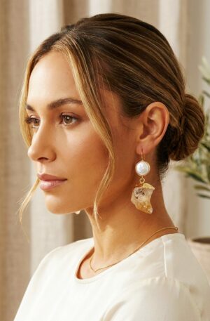 Orecchini realizzati con quarzo citrino,perla di fiume ed ottone
lunghezza 6cm
peso 10.7gr Spedizione Gratuita