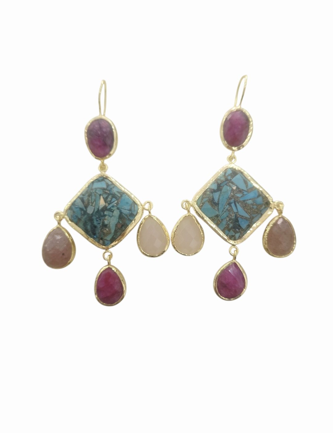 Orecchini pendenti realizzati con quarzo rosa,radice di rubino e turchese contornati da ottone
lunghezza 8cm
peso 9.7gr Spedizione Gratuita