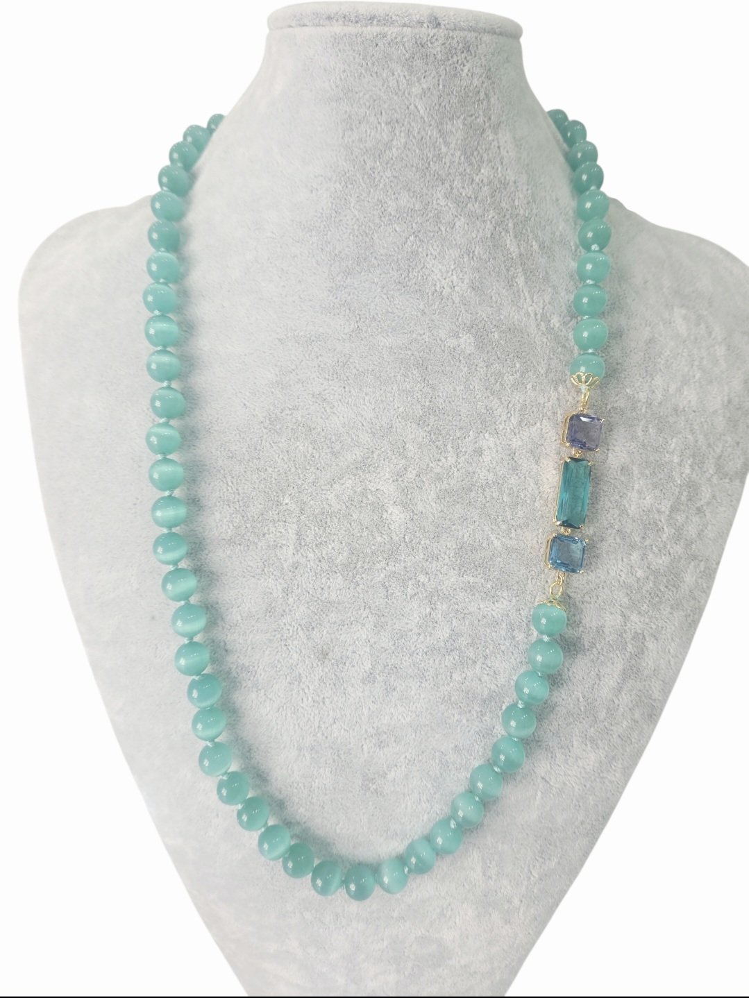 Collana realizzata con occhio di gatto verde acqua e laterali multicolore cristalloidi su base in ottone 
lunghezza 75cm Spedizione Gratuita