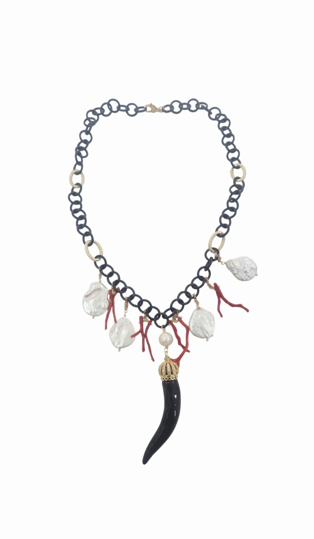 Collana girocollo regolabile realizzata con rametti di corallo rosso, perle scaramazze piatte, perla barocca, corno nero in ceramica di Caltagirone con corona dorata con zirconi. Catena anallergica nera e dorata.
lunghezza 52cm Spedizione Gratuita