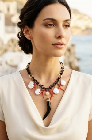 Collana girocollo regolabile realizzata con rametti di corallo rosso, perle scaramazze piatte, perla barocca, corno nero in ceramica di Caltagirone con corona dorata con zirconi. Catena anallergica nera e dorata.
lunghezza 52cm Spedizione Gratuita