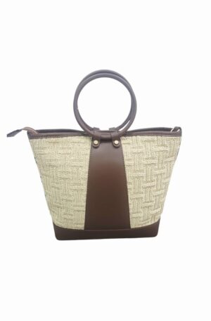 Borsa vera pelle e rattan,made Italy,marrone e beige, manico rotondo, tacchetti alla base, dotata di tracolla ed interno foderato con tasche laterali, chiusura con zip.
Misure L26 B13 H27 Spedizione Gratuita