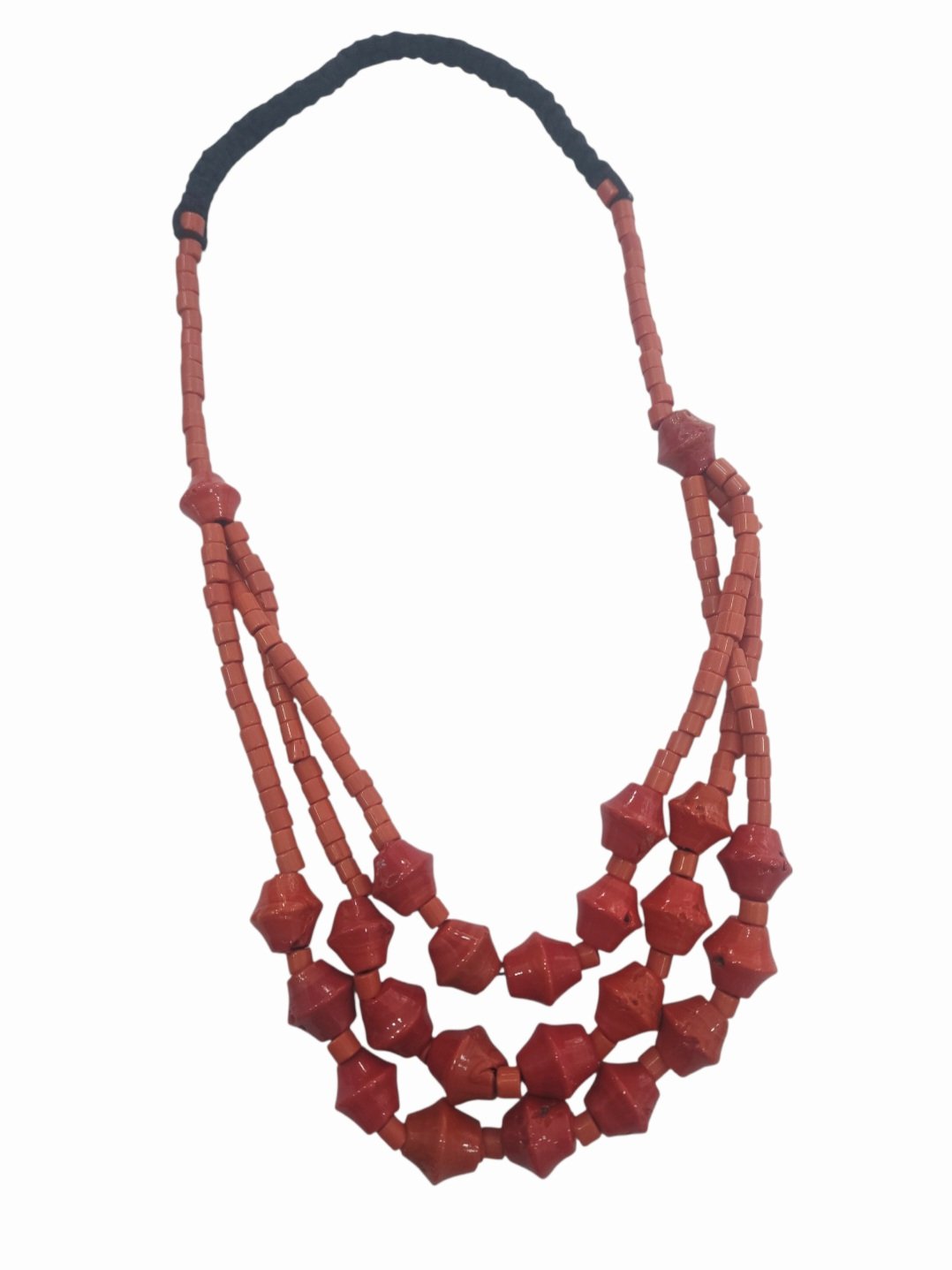 Collana girocollo realizzata con corallo bambù e tessuto nero
lunghezza 70cm Spedizione Gratuita