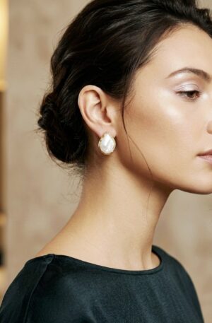 Orecchini lobo realizzati con perla scaramazza piatta contornata da ottone Spedizione Gratuita