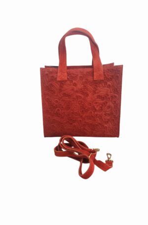 Borsa realizzata in vera pelle, camoscio stampato, made italy , dotata di tracolla  chiusura con zip,tasca unica interna. Misure H26 B 12 L 27colore rosso Spedizione Gratuita