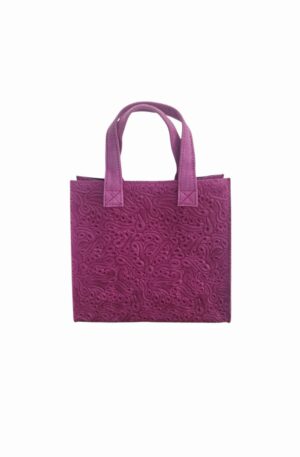 Borsa realizzata in vera pelle, camoscio stampato, made italy , dotata di tracolla  chiusura con zip,tasca unica interna. Misure H26 B 12 L 27colore ciclamino Spedizione Gratuita