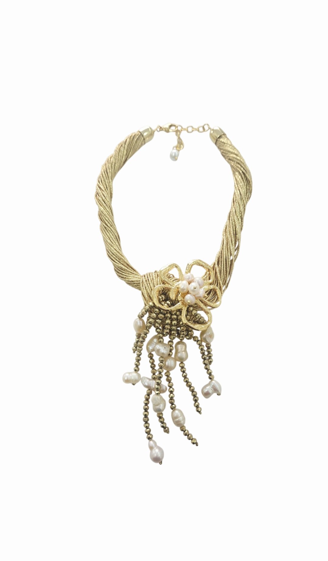 Collana girocollo regolabile realizzata con torciglione di tessuto dorato,perle di fiume, ematite e fiore in ottone 
lunghezza 50cm regolabili Spedizione Gratuita