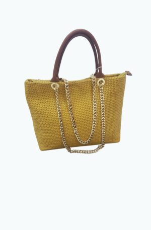 Borsa in vera pelle ocra, made Italy, con manico e base in cuoio e doppia catena dorata,interno unico foderatocon tasche laterali, chiusura con zip.
misure L38 B15 H28 Spedizione Gratuita