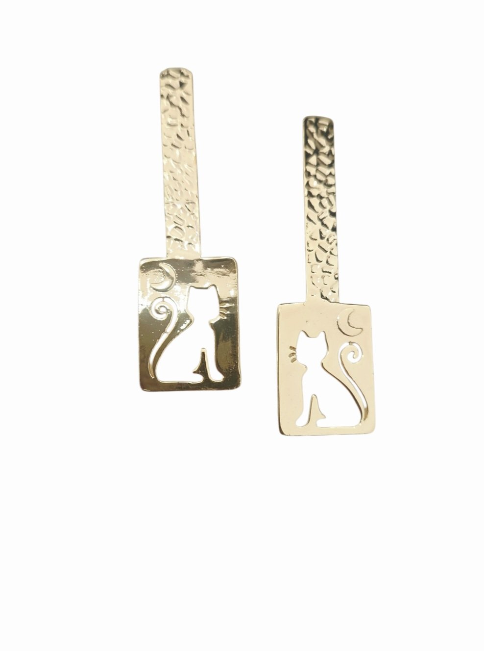 Orecchini  realizzati artigianalmente in ottone battuto con gatto forato
lunghezza 5cm
peso 4.1gr Spedizione Gratuita