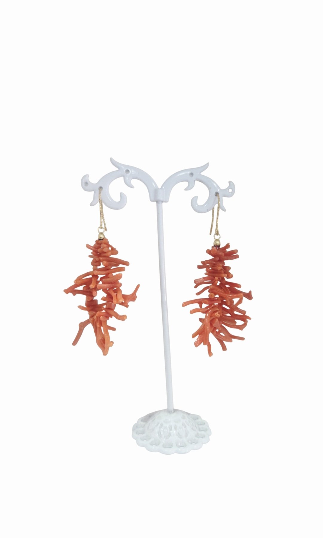 Orecchini  realizzati con rametti di corallo e monachella in argento925 placcata oro
lunghezza 7.5cm
peso 6.2gr Spedizione Gratuita