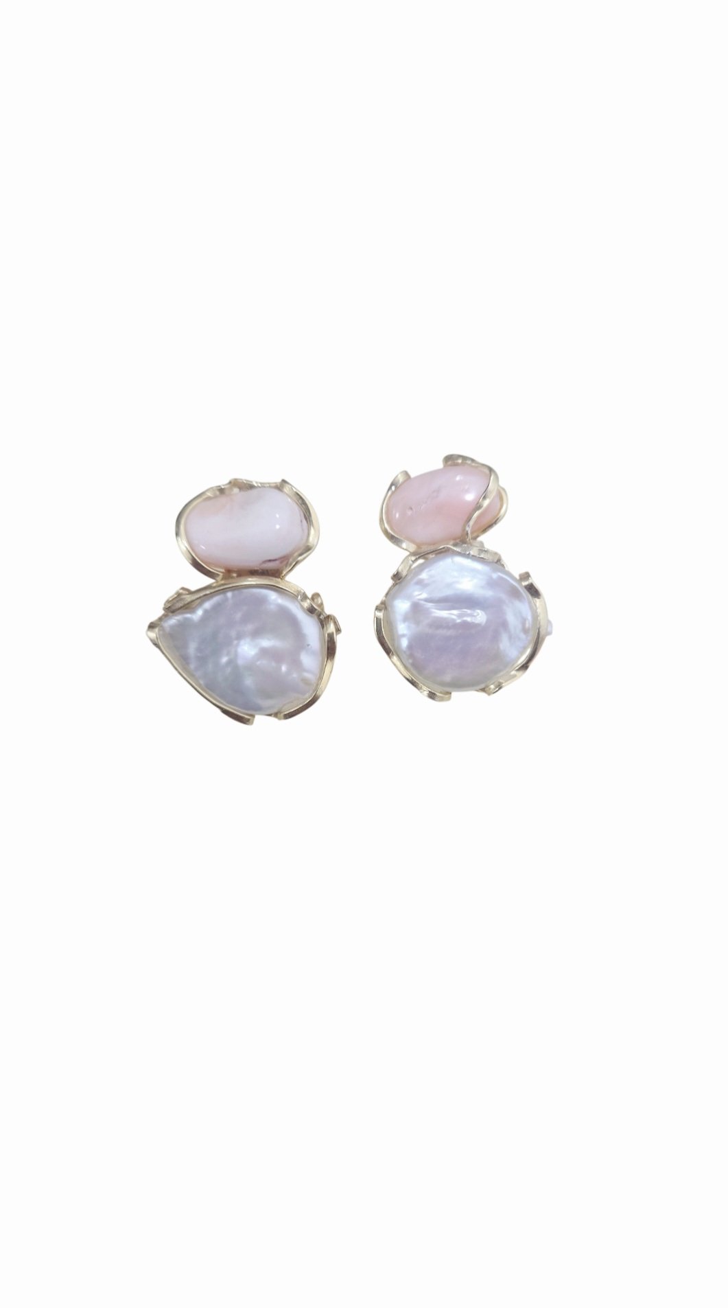 Orecchini realizzati artigianalmente con perla barocca piatta e corallo rosa montati su argento925 placcato oro 
lunghezza 2.5cm
peso 5.4gr Spedizione Gratuita