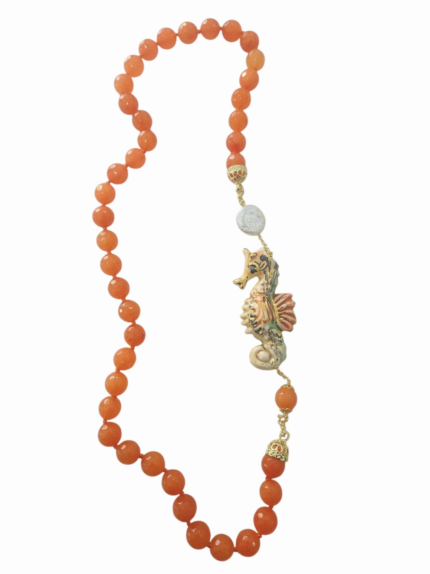 Collana realizzata con agata arancio e laterale con perla barocca e cavalluccio marino in ceramica di Caltagirone 
lunghezza 80cm Spedizione Gratuita