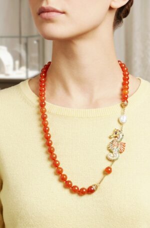 Collana realizzata con agata arancio e laterale con perla barocca e cavalluccio marino in ceramica di Caltagirone 
lunghezza 80cm Spedizione Gratuita
