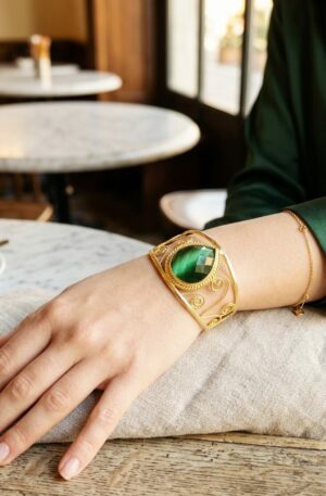 Bracciale ad incastro realizzato  con ottone e pietra occhio di gatto verde centrale Spedizione Gratuita