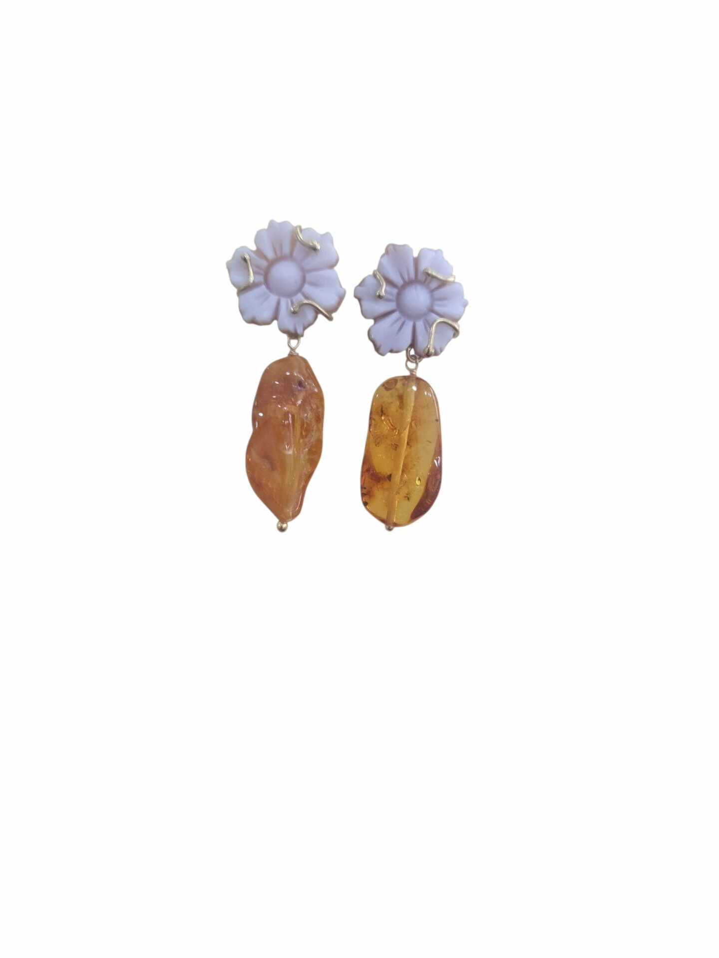 Orecchini  realizzati con perno fiore si cammeo con base in argento925 placcata oro ed ambra
lunghezza 3cm
peso 2.2gr Spedizione Gratuita