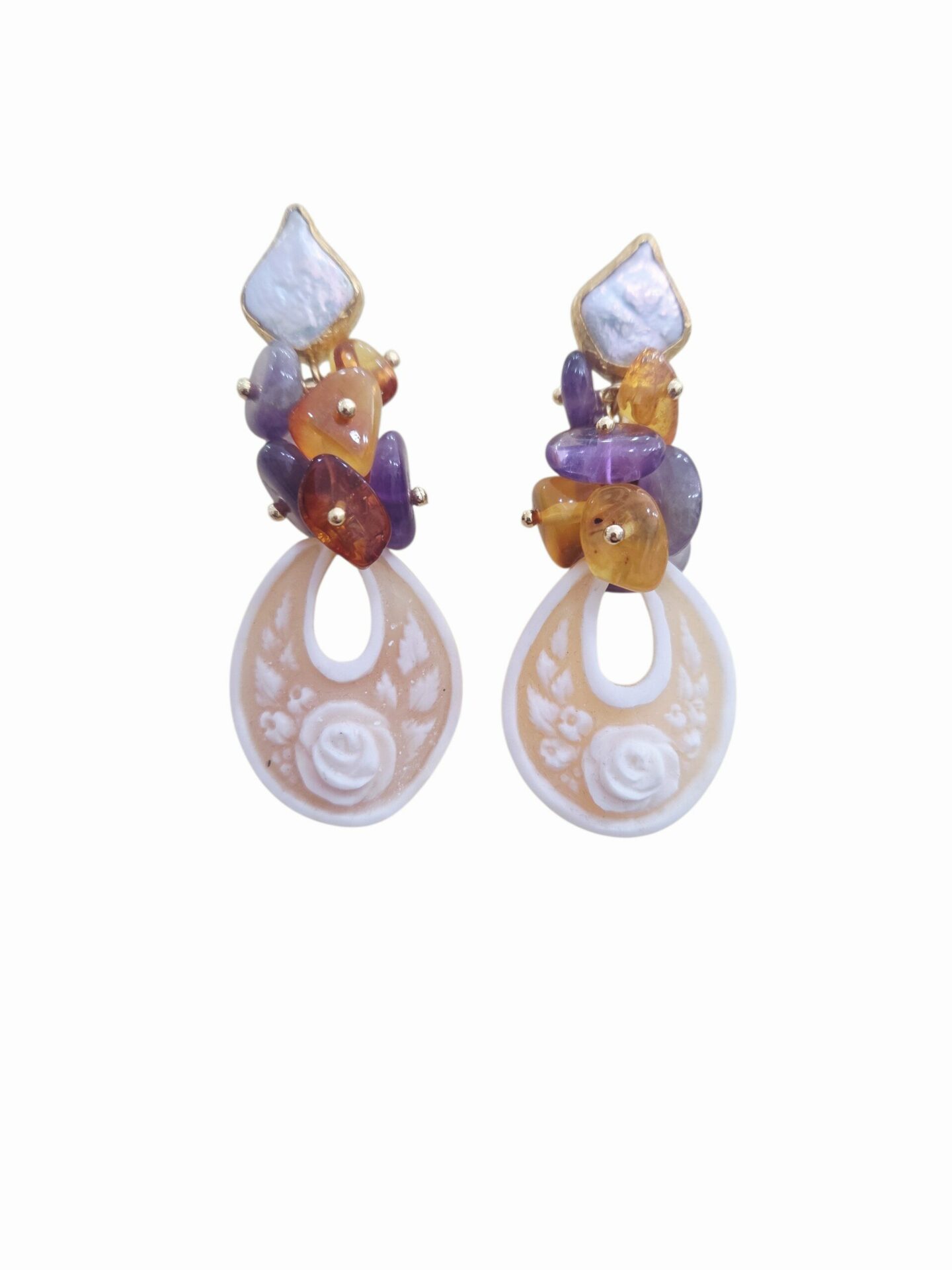 Orecchini realizzati artigianalmente con cammeo di Torre del Greco, ametista, ambra e perno con perla barocca circondata da ottone
lunghezza 5.5cm
peso 8.6gr Spedizione Gratuita