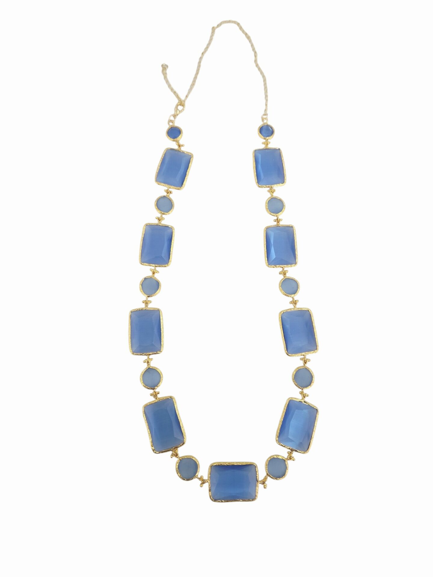 Collana realizzata con piastre rettangolari e tonde in occhio di gatto circondate da ottone. Possibilità si farla sia girocollo che lunga. Lunghezza 71cm Spedizione Gratuita