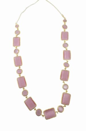 Collana realizzata con piastre rettangolari e tonde in occhio di gatto circondate da ottone. Possibilità si farla sia girocollo che lunga. Colore rosaLunghezza 71cm Spedizione Gratuita