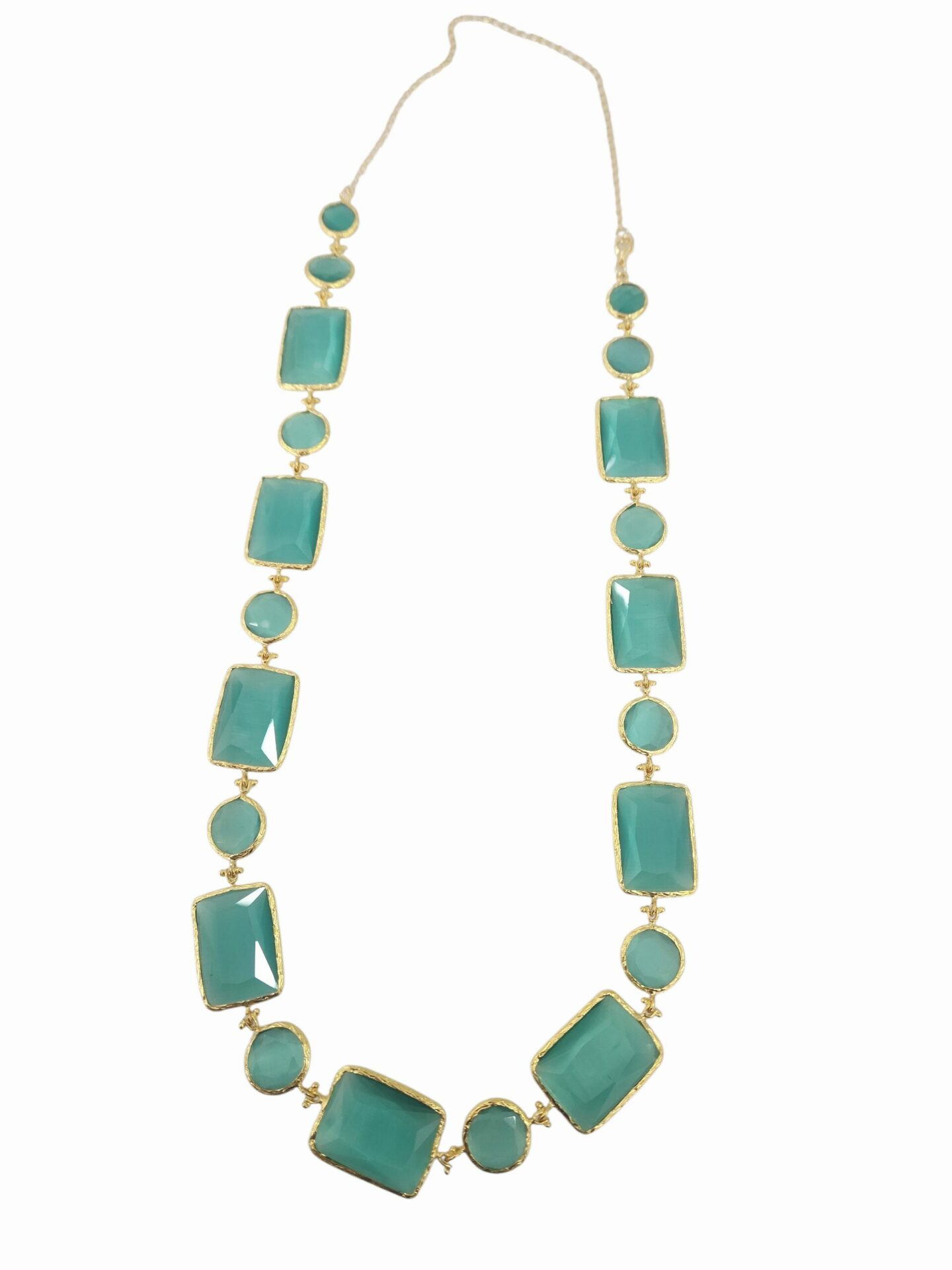Collana realizzata con piastre rettangolari e tonde in occhio di gatto circondate da ottone. Possibilità si farla sia girocollo che lunga. Colore verde acqua Lunghezza 71cm Spedizione Gratuita