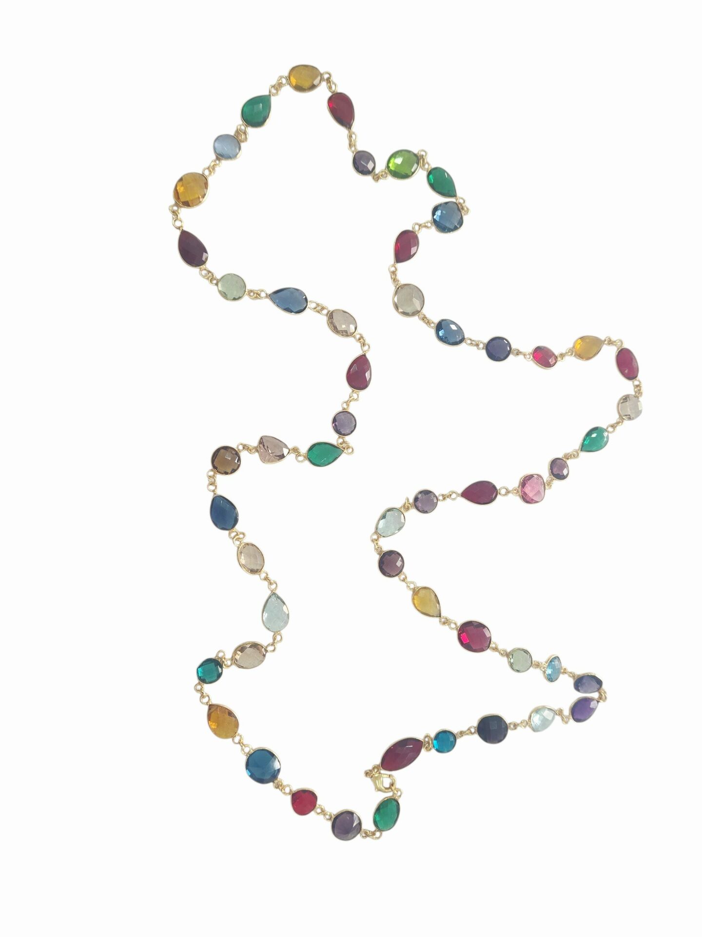Collana lunga realizzata con quarzi multicolore contornati da ottone in varie forme possibilità di farla doppio giro.lunghezza 1m Spedizione Gratuita