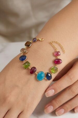 Bracciale realizzato con quarzi multicolore contornati da ottone in varie forme
Lunghezza regolabile 25cm Spedizione Gratuita