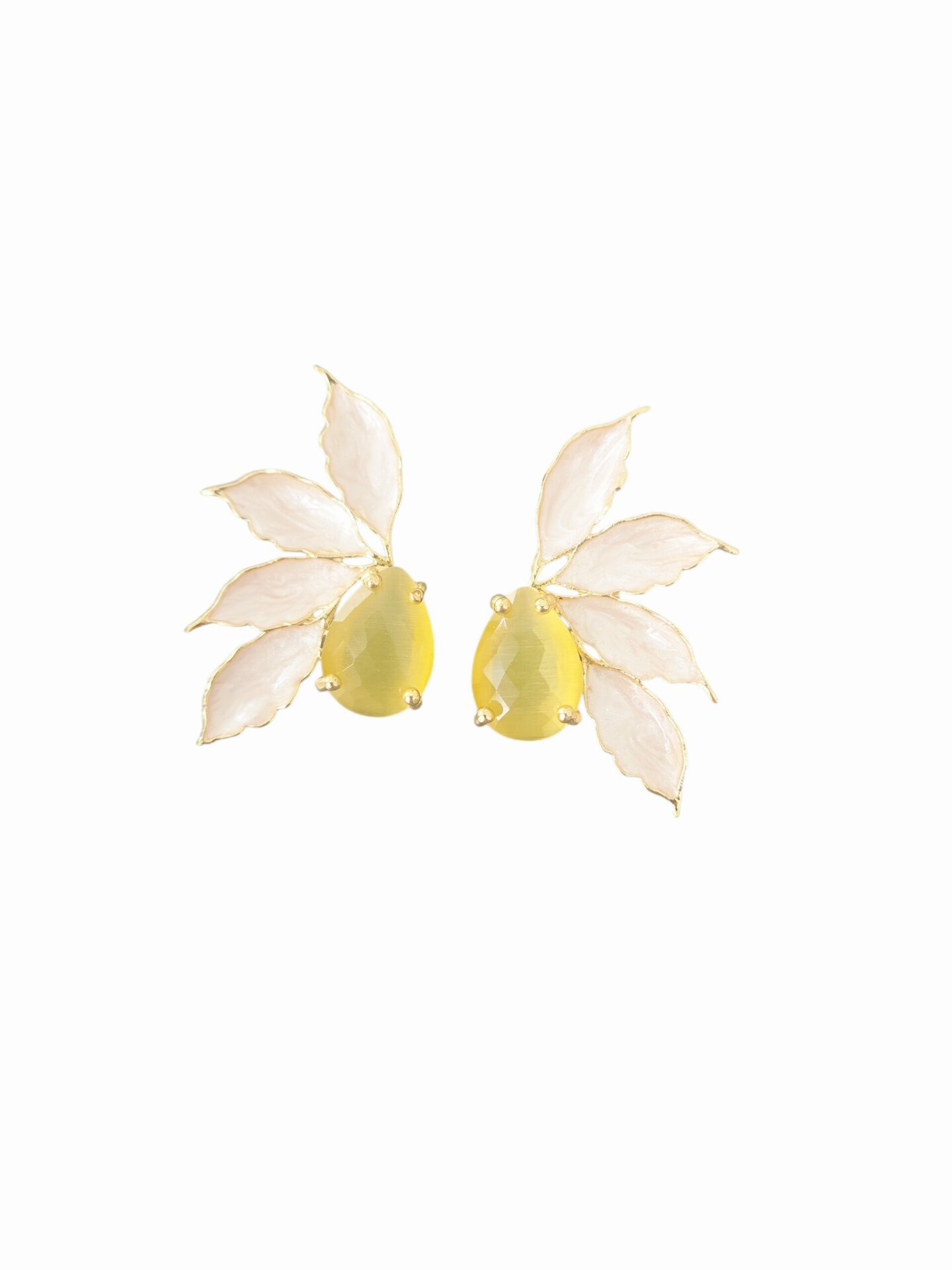 Orecchini realizzati con occhio di gatto giallo ed ottone smaltato neutro
peso 7gr
lunghezza 4cm Spedizione Gratuita