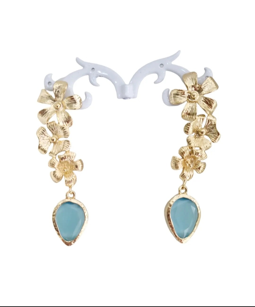 Orecchini realizzati con fiori in ottone dorati e pietra occhio di gatto turchese. 
Peso 7.6 gr 
Lunghezza 7cm Spedizione Gratuita