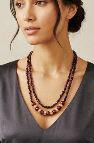 Collana girocollo doppio filo di granati e sfere,distanziatori in ottone con quarzi e perle di Maiorca incastonati.
lunghezza regolabile 55cm Spedizione Gratuita