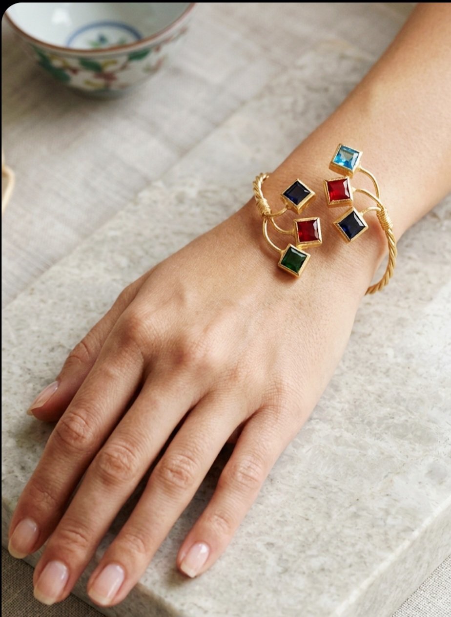 Bracciale ad incastro realizzato in ottone con quarzi blu,rossi,turchese e verde. Spedizione Gratuita