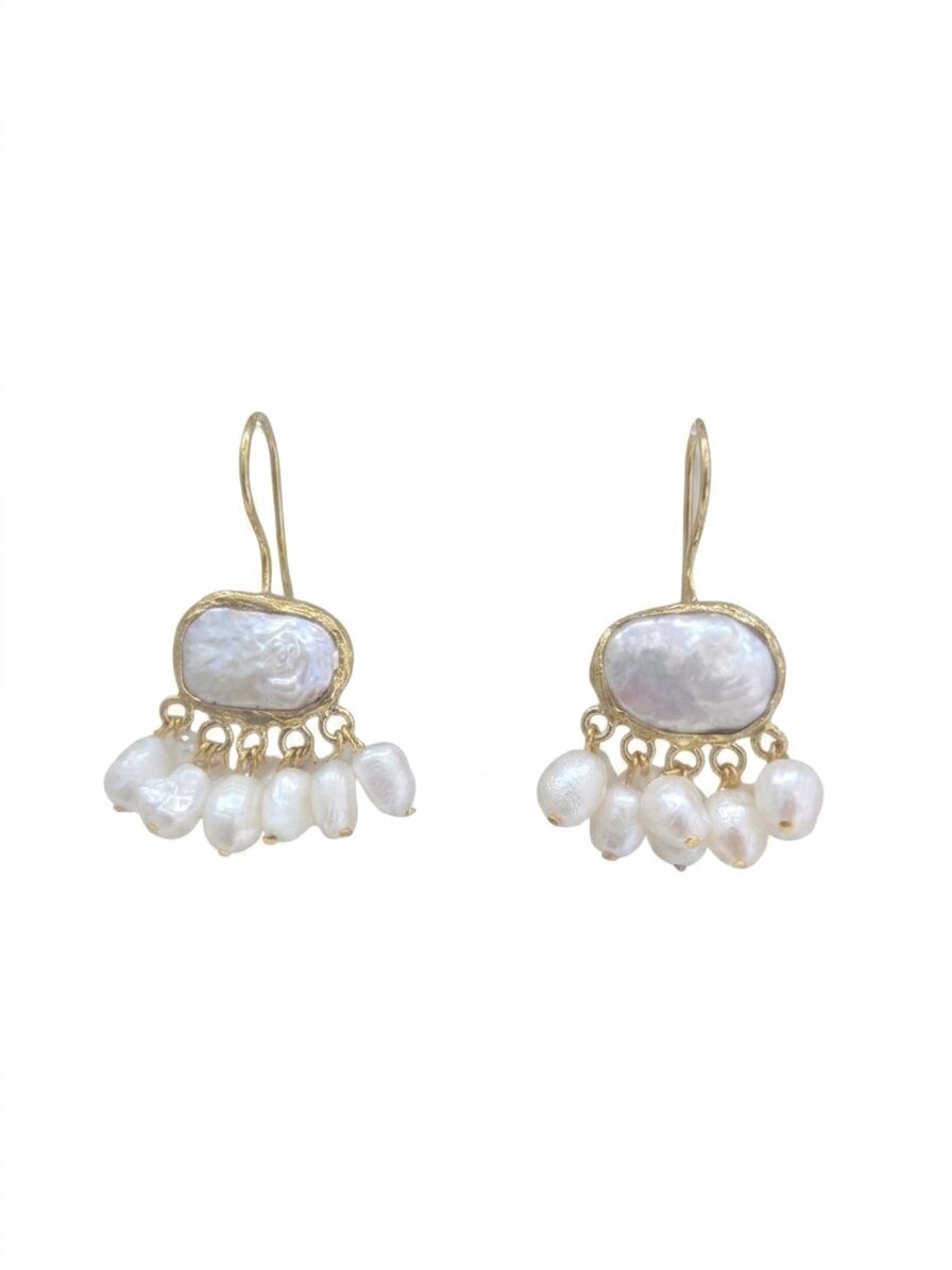 Orecchini realizzati con perle di fiume e barocca montata su ottone 
lunghezza 4cm
peso 8.7gr Spedizione Gratuita
