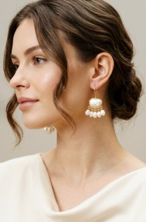 Orecchini realizzati con perle di fiume e barocca montata su ottone 
lunghezza 4cm
peso 8.7gr Spedizione Gratuita
