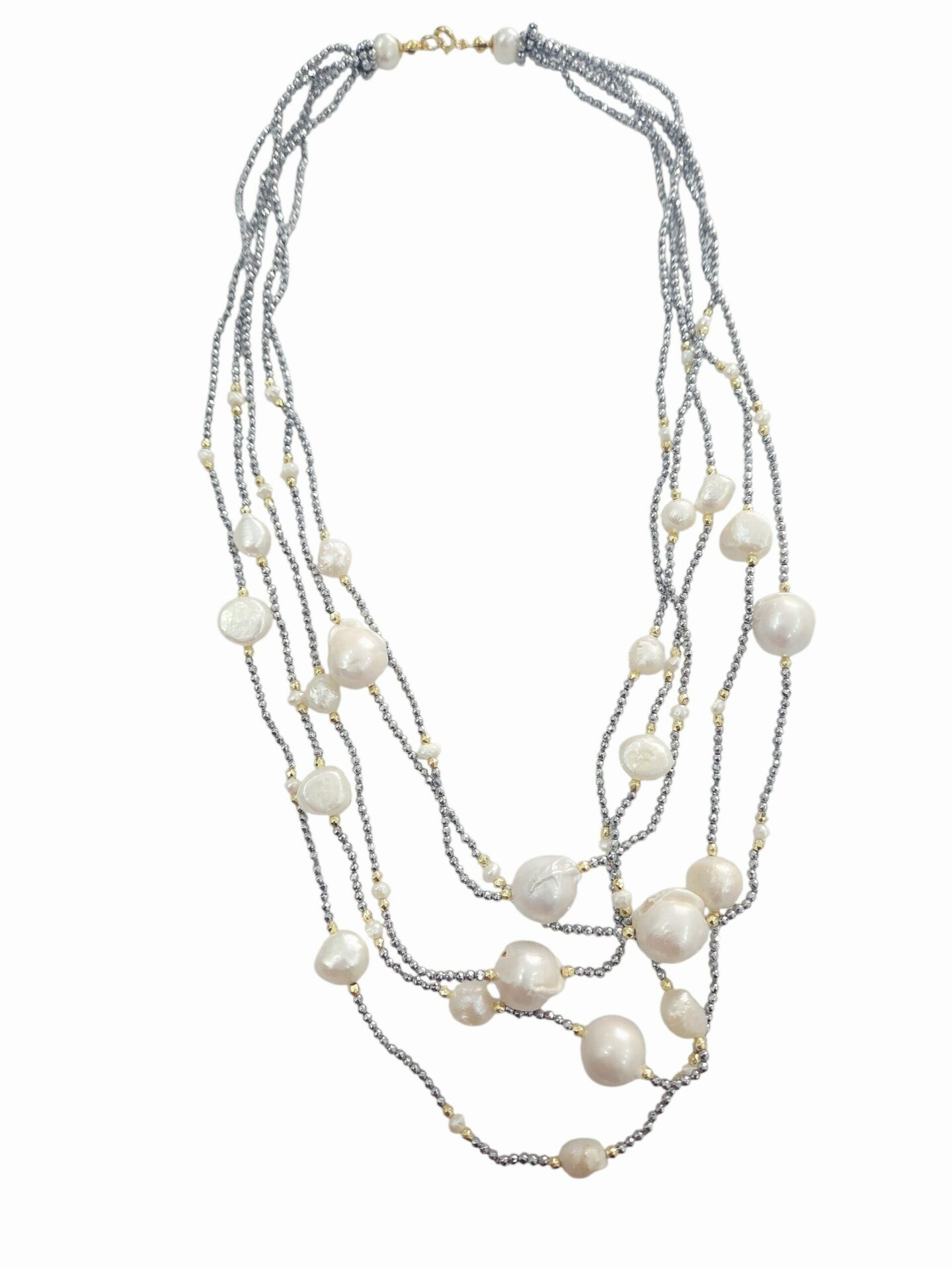 Collana realizzata con più fili di ematite, perle di fiume e perle barocche. chiusura in argento925 placcata oro 
lunghezza 50cm Spedizione Gratuita
