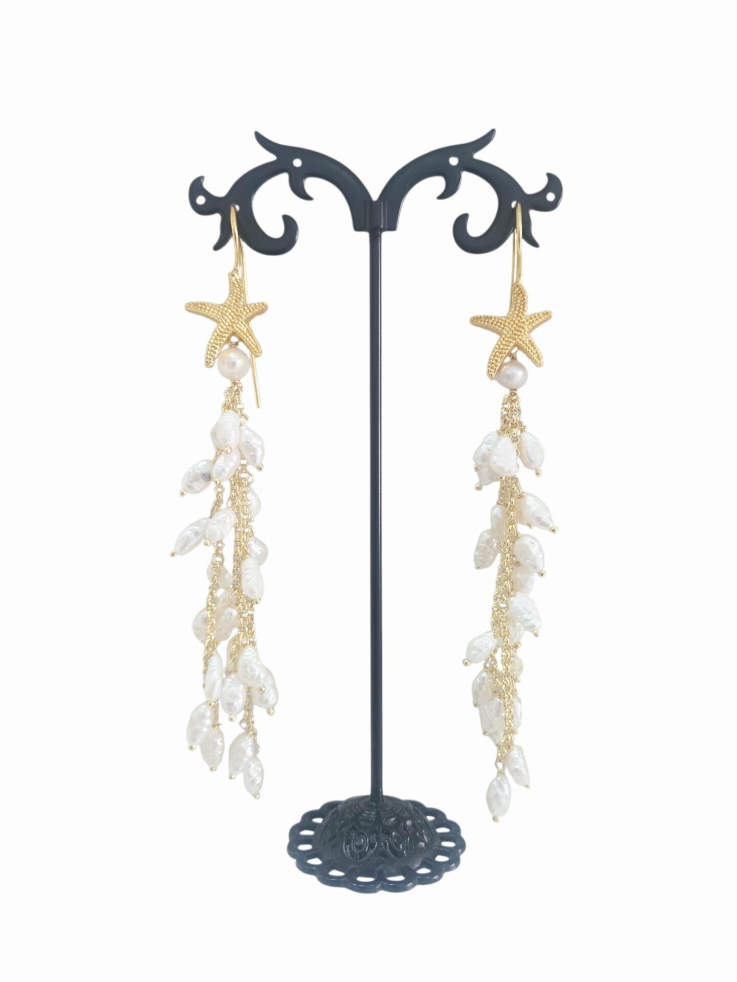 Orecchini realizzati con perle di riso e monachella con stellina in ottone 
lunghezza 11cm
peso 8.5gr Spedizione Gratuita