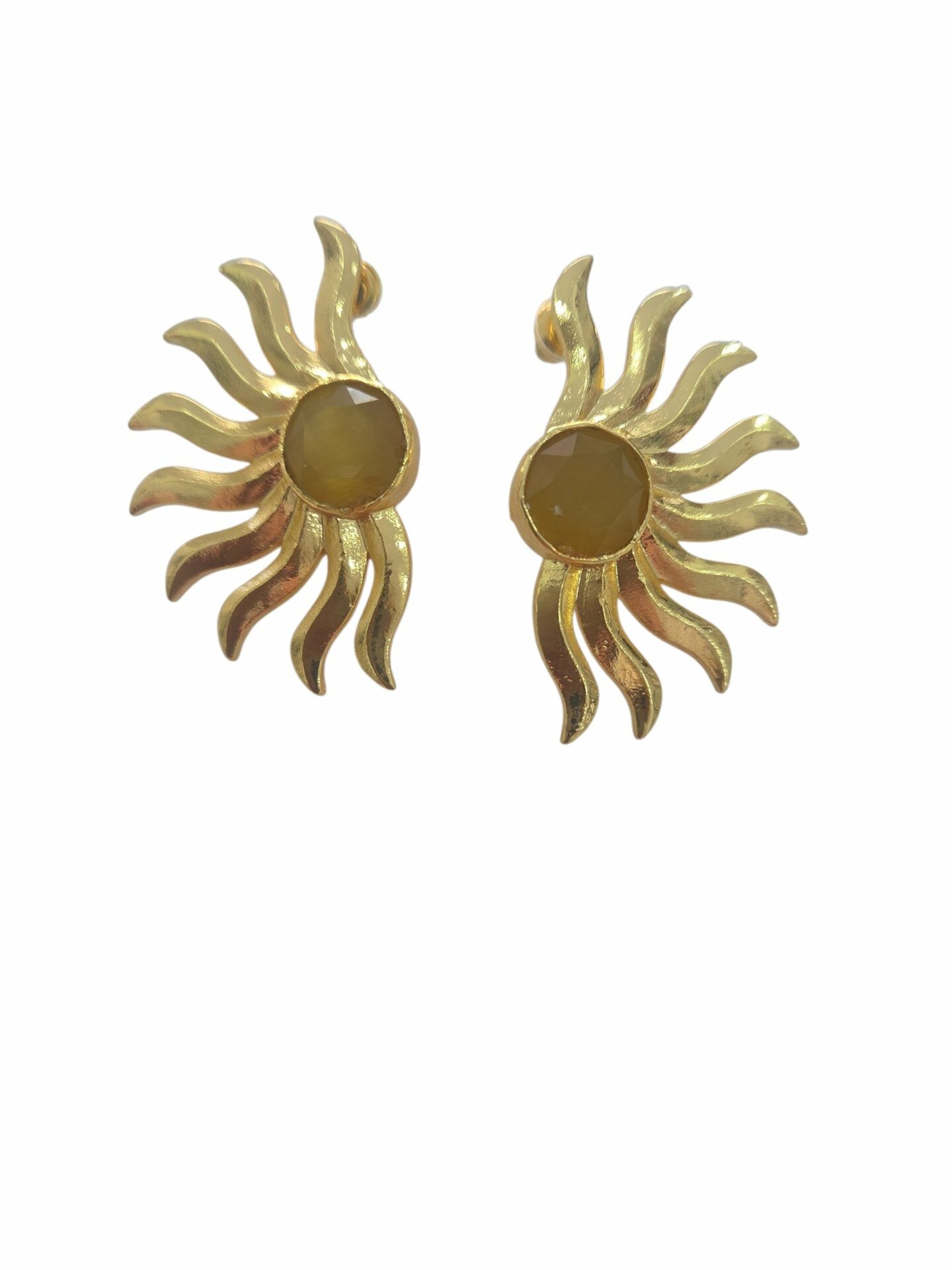 Orecchini lobo sole realizzati con ottone ed occhio di gatto giallo
lunghezza 3.5cm
peso 5.1gr Spedizione Gratuita