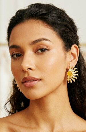 Orecchini lobo sole realizzati con ottone ed occhio di gatto giallo
lunghezza 3.5cm
peso 5.1gr Spedizione Gratuita