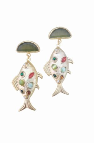 Orecchini  realizzati con pesciolini in ottone ed elementi occhio di gatto multicoloree perdo verde oliva.
lunghezza 5.5cm
peso 9.1gr Spedizione Gratuita